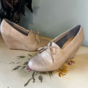 Crown Vintage Light Tan Faux Leather Lace Up Front Wedge Heel Pumps Shoes